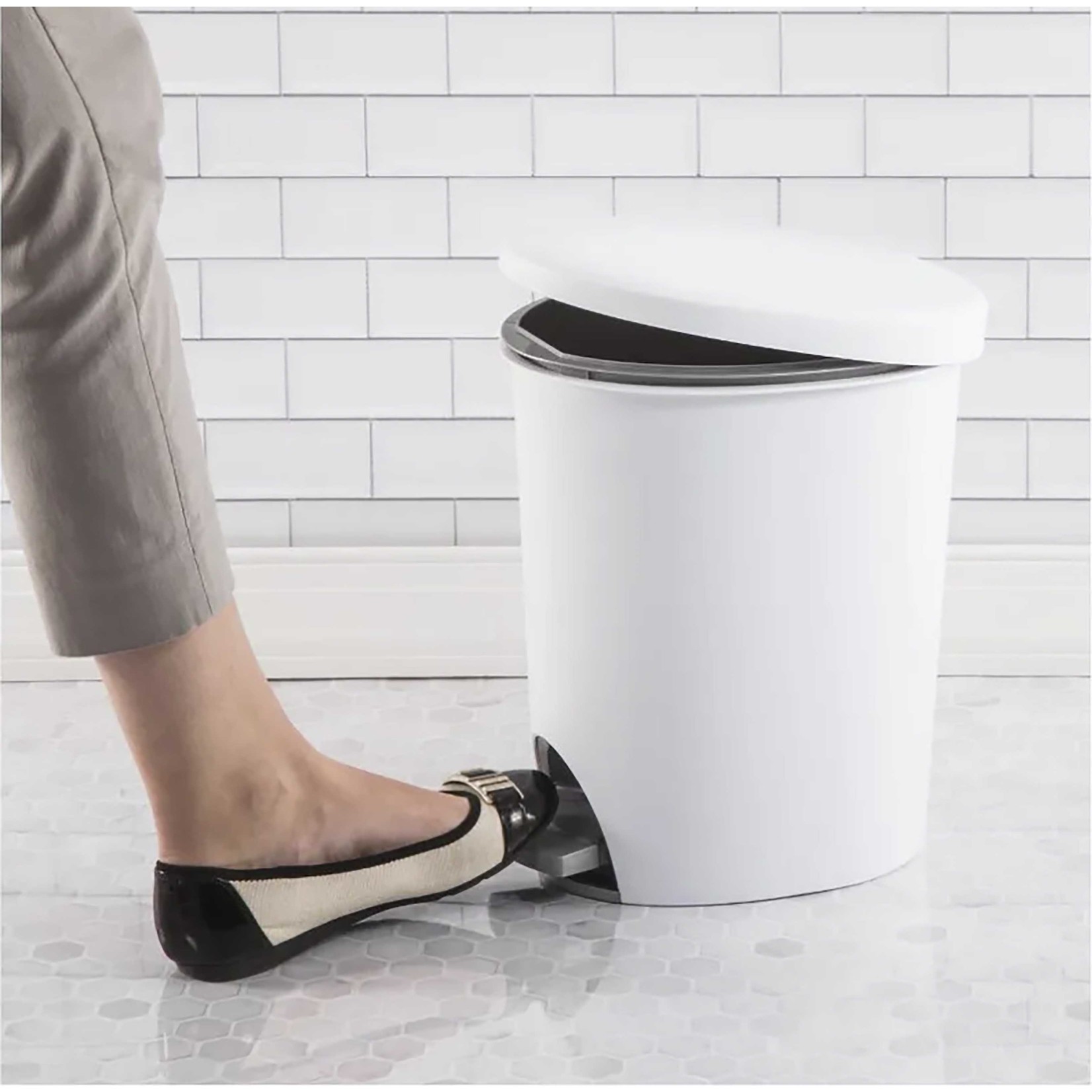 B2 FASHIONS INC 9.8L Poubelle à Pédale de Sterilite en Blanc