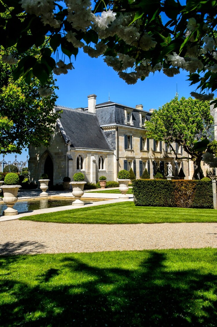 Last Chance Château La Mission Haut Brion, Pessac-Léognan, FR, 2009 (Jean-Phillipe Delmas & Florence Forgas)