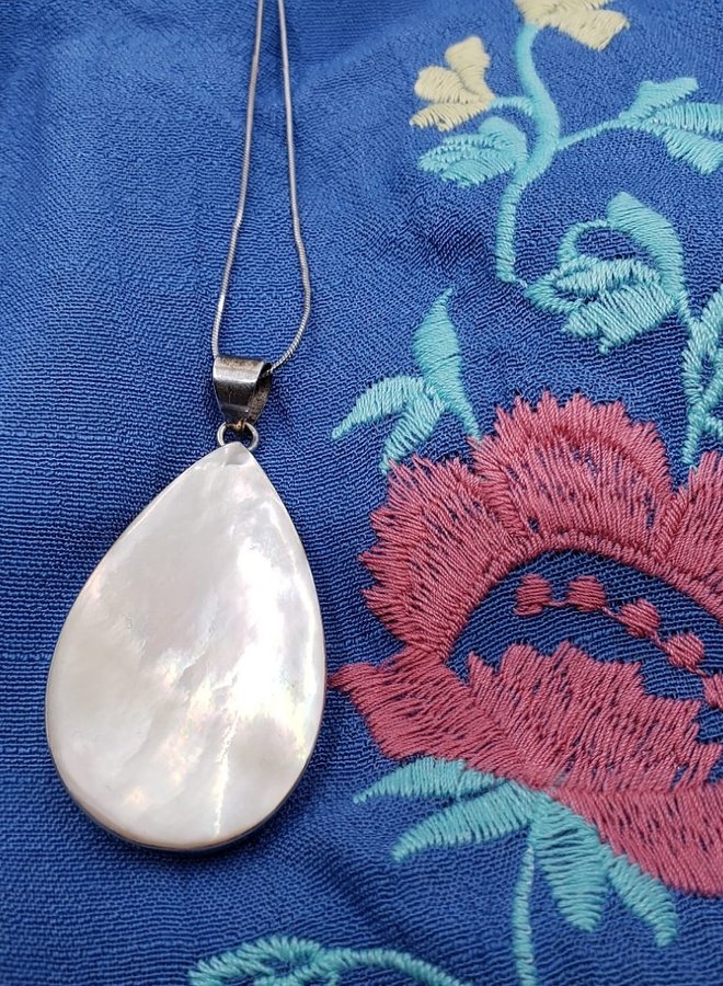 mother of pearl pendant with silver chain