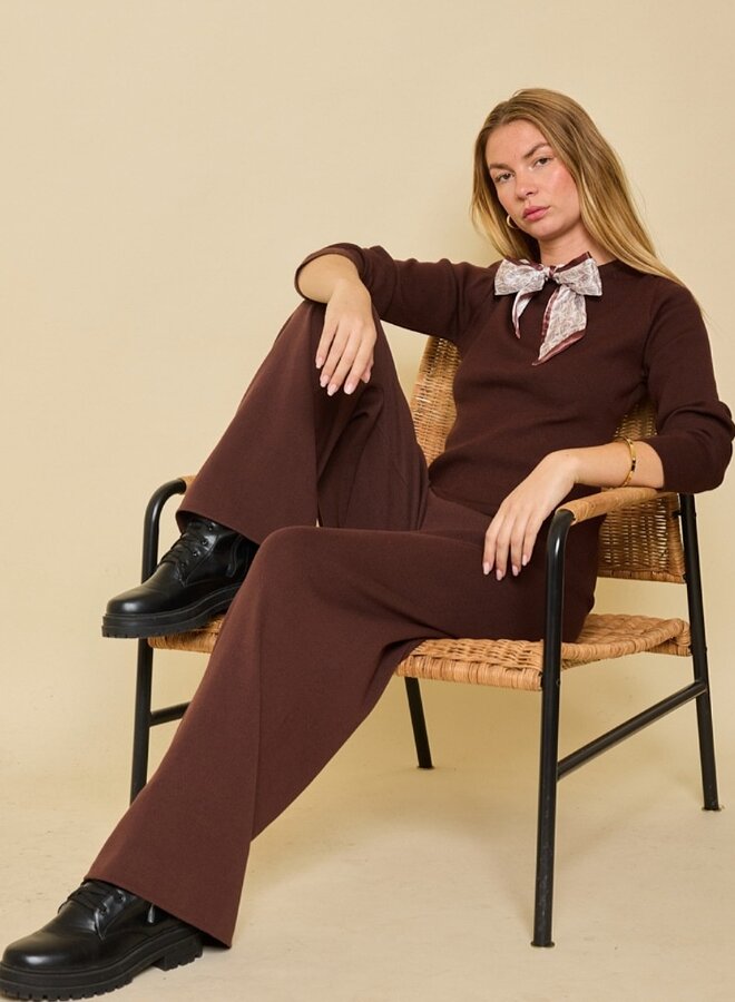 Fitted sweater with bow