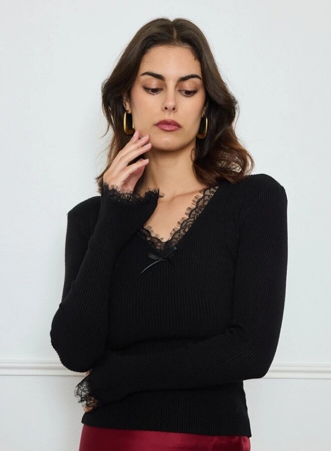 Ribbed knit top with lace