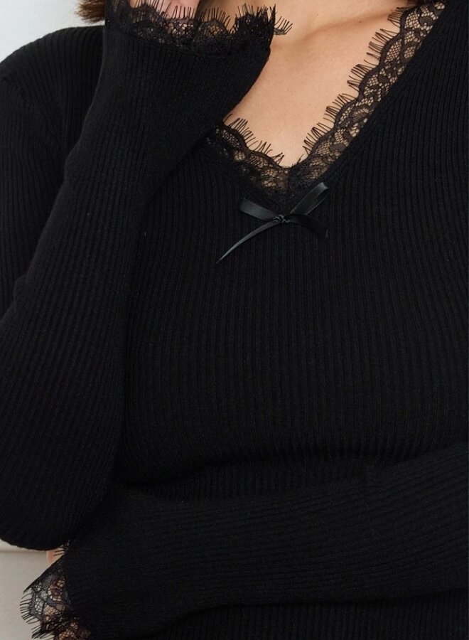 Ribbed knit top with lace