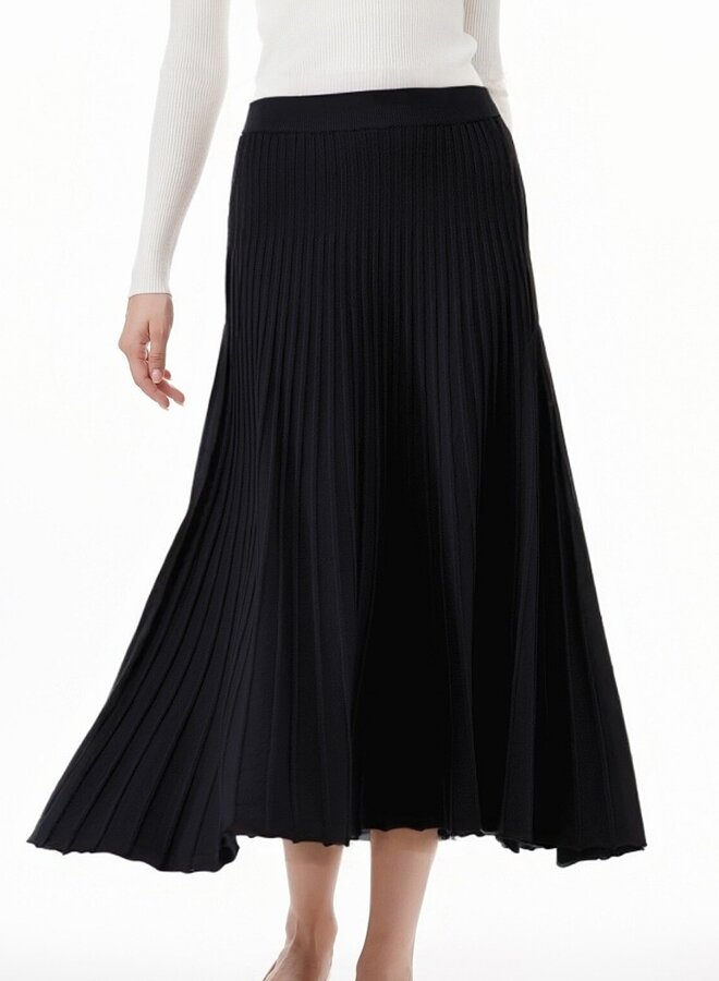 Flowy pleated maxi knit skirt