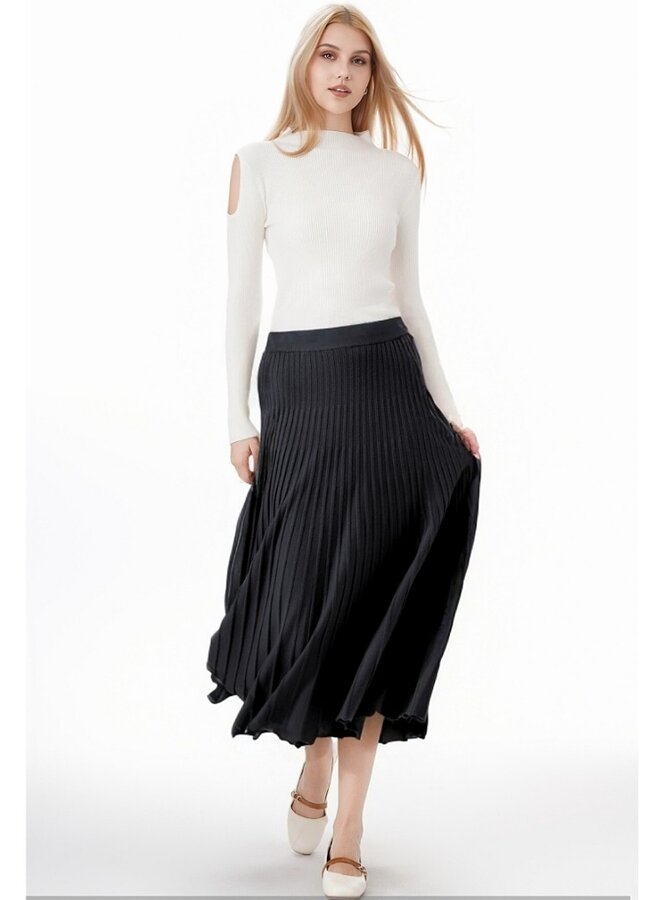 Flowy pleated maxi knit skirt