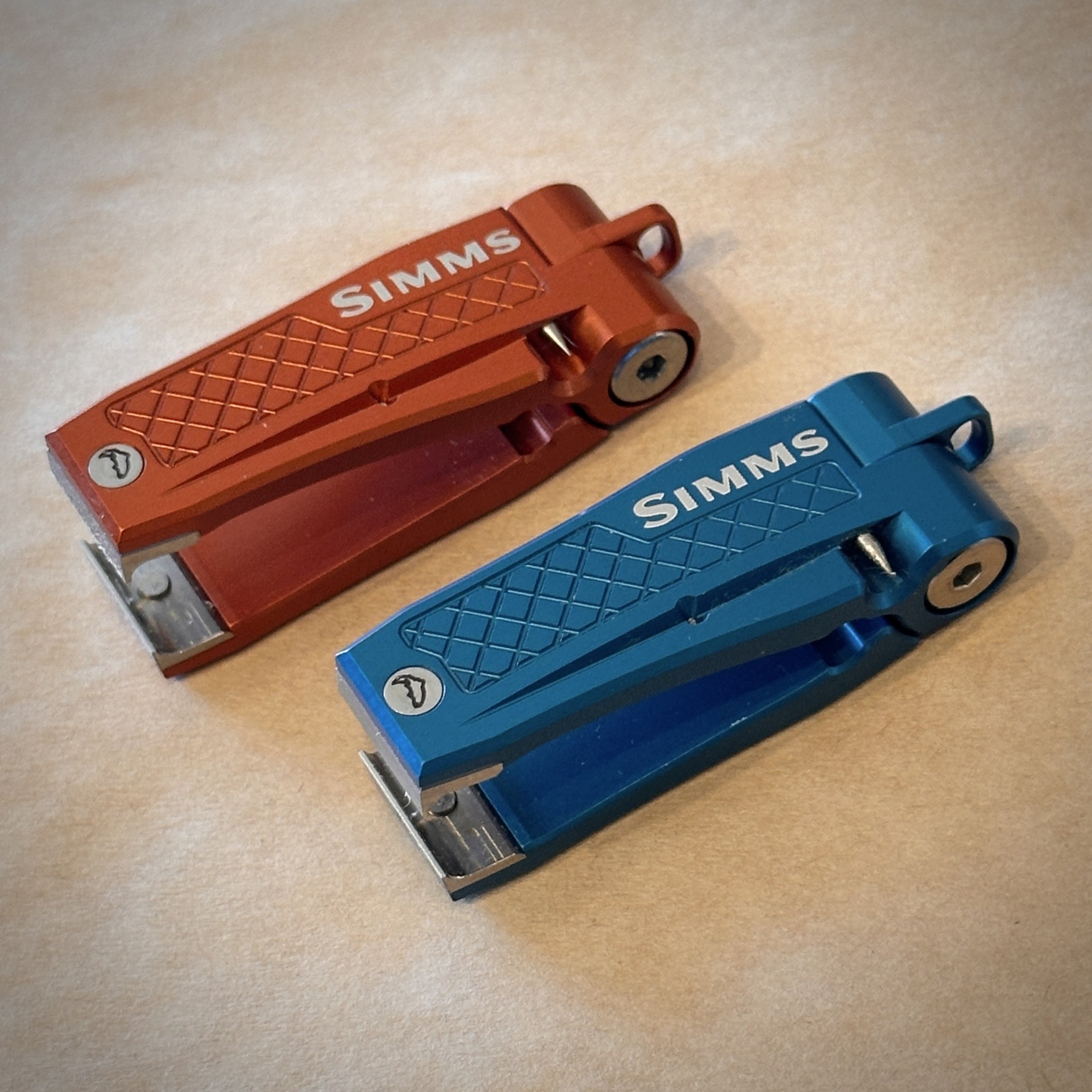 SIMMS PRO NIPPER WITH FLY THREADER - Mend Provisions