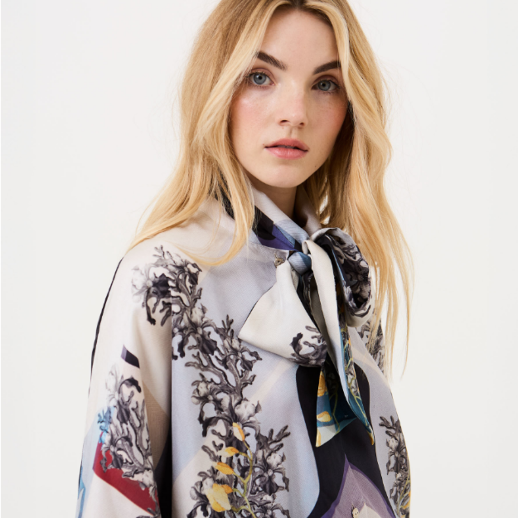 FALGUNI BARITONE TIE UP BLOUSE