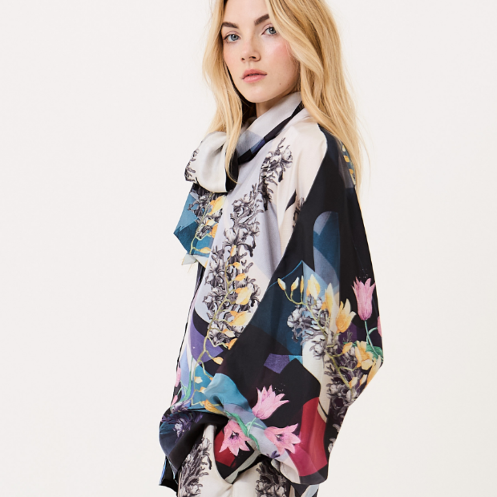 FALGUNI BARITONE TIE UP BLOUSE