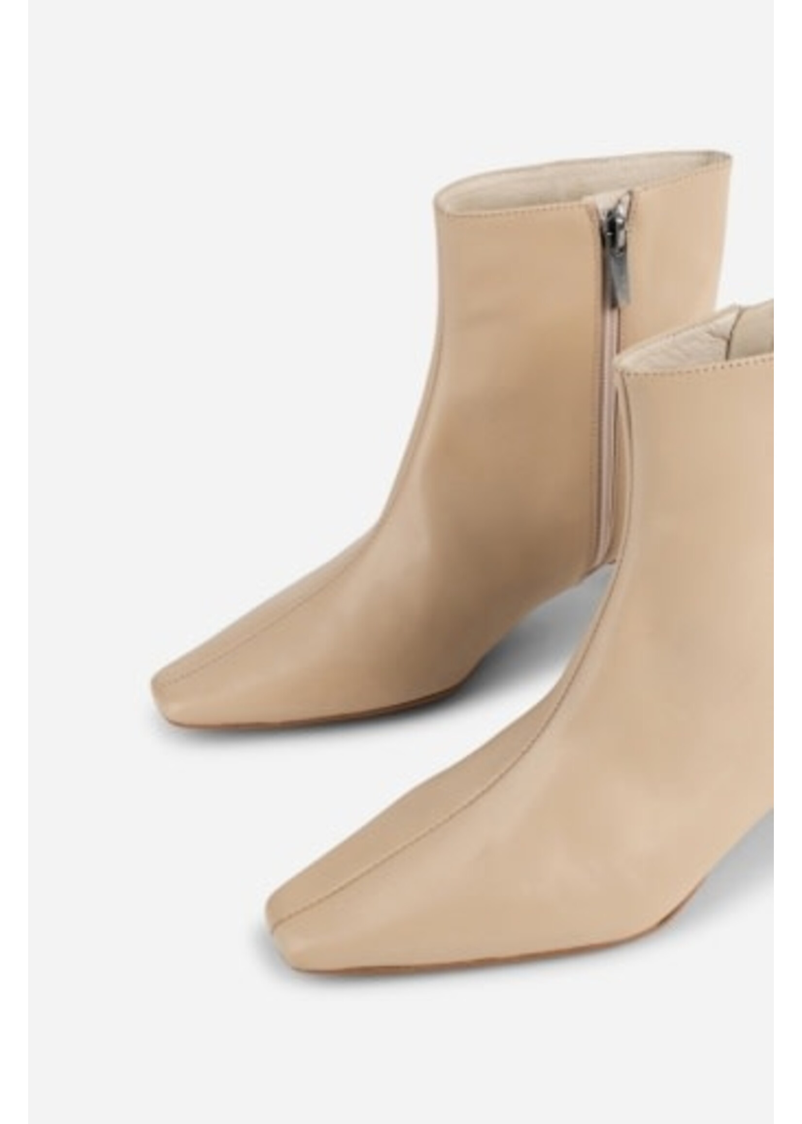 INTENTIONALLY BLANK LEXI KITTEN HEEL BOOT