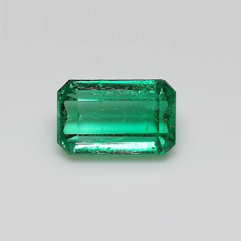 0.84ct octagon-cut Colombia Emerald Gemstone from the Chivor Mine