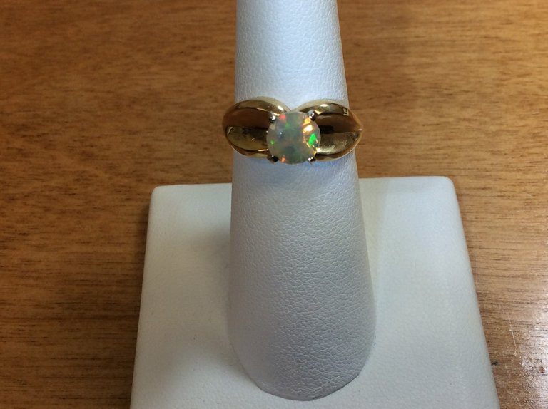14KY Round 0.95ct Ethiopian Opal Ring - size 5.75