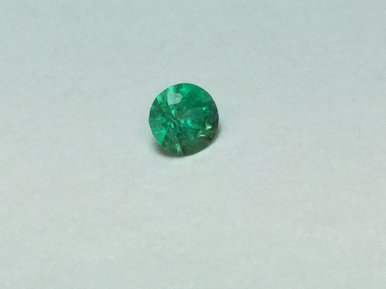 Emerald .08 ct 3mm round gemstones