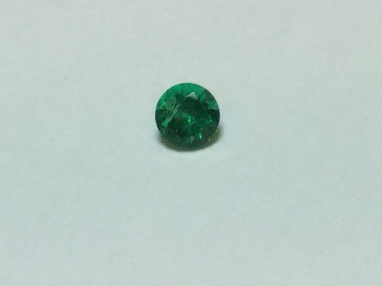 Emerald .09 ct 3mm round gemstones