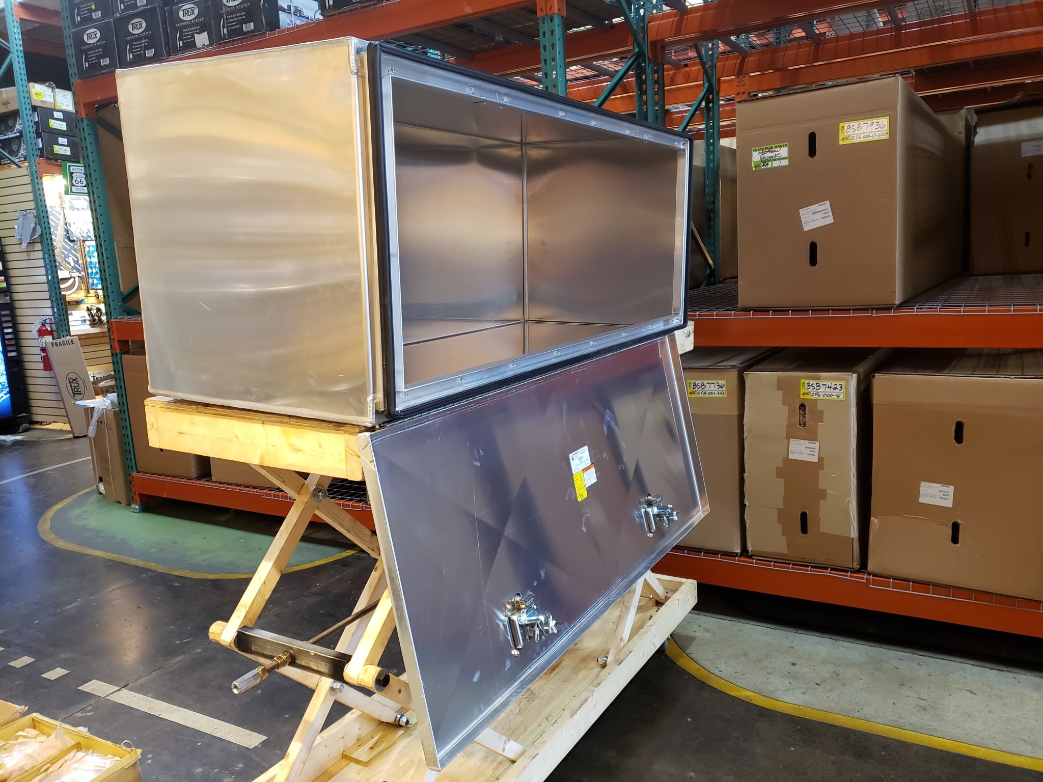 TOOL BOX DROP DOWN SMOOTH DOOR POL AL 24"X24"X60"