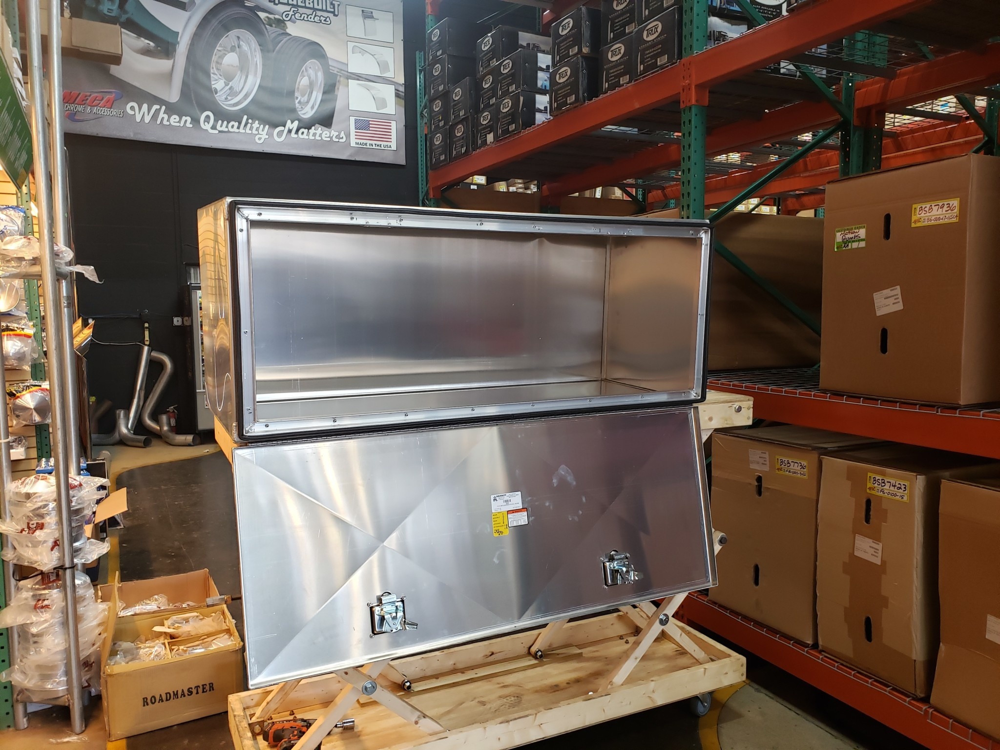 TOOL BOX DROP DOWN SMOOTH DOOR POL AL 24"X24"X60"