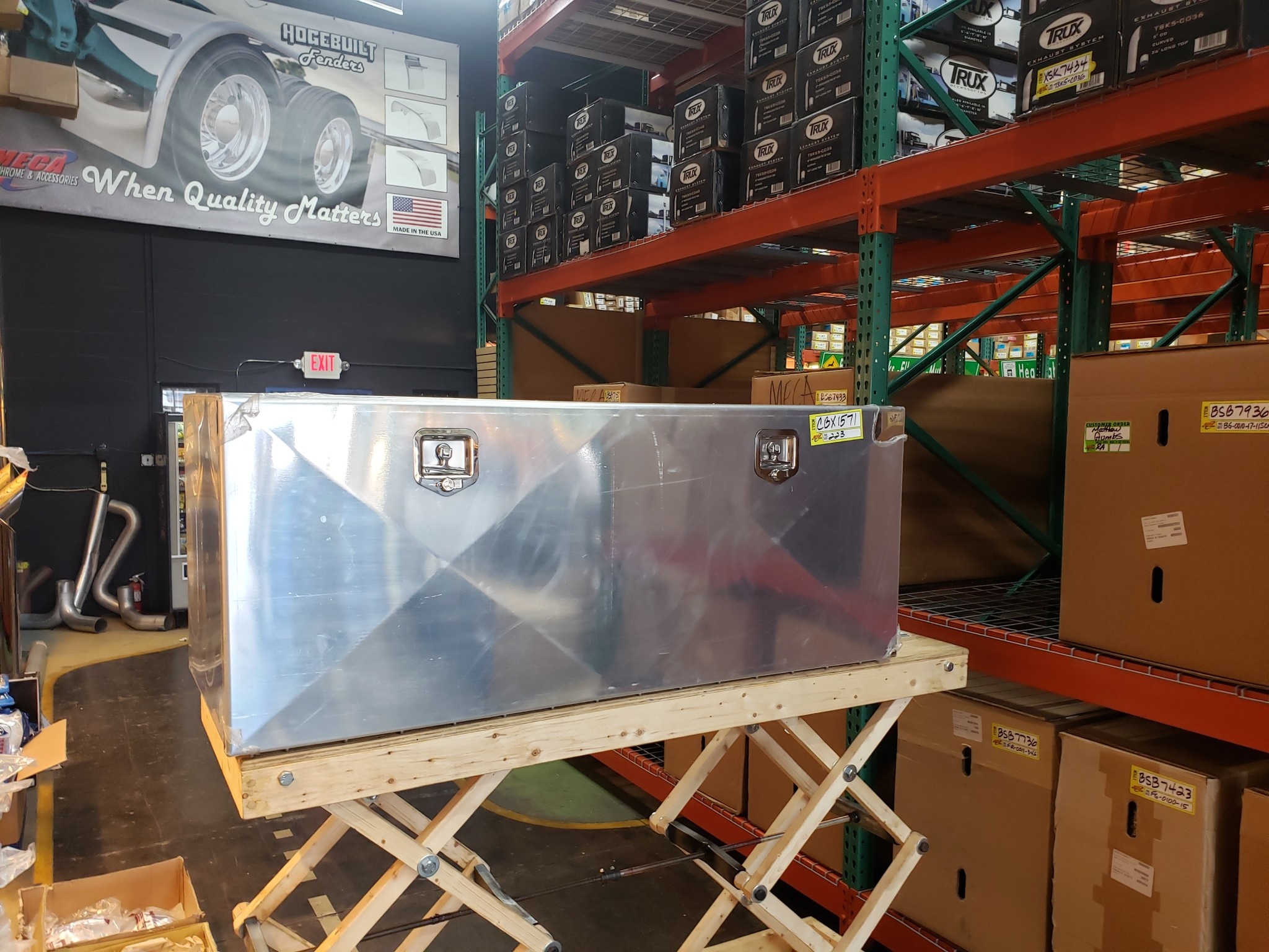 TOOL BOX DROP DOWN SMOOTH DOOR POL AL 24"X24"X60"