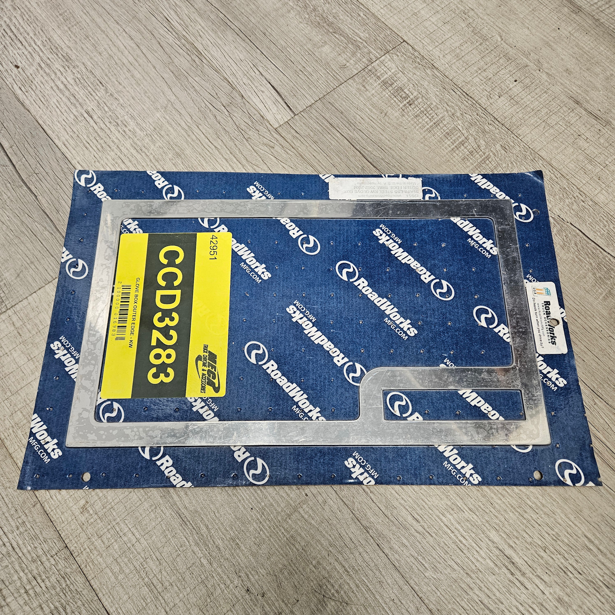 GLOVE BOX OUTER EDGE - KW