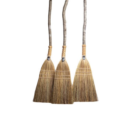 https://cdn.shoplightspeed.com/shops/628861/files/39645446/450x450x2/broom-forest-shaker-braid-broom.jpg