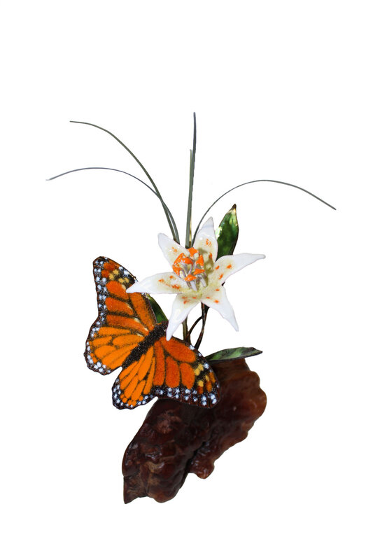 BOVO Monarch with Day Lily on Manza Tabletop