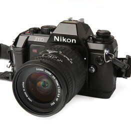 Nikon Nikon N2000 35mm SLR w/24-70mm lens Semester Rental