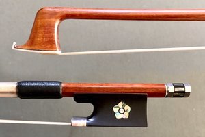 Flamed 3/4 Pernambuco violin bow with pearl flower inlay in frog