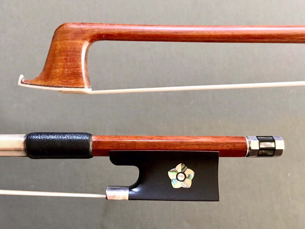 Flamed 3/4 Pernambuco violin bow with pearl flower inlay in frog