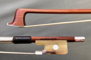 *K. MÜLLER*** Pernambuco viola bow, silver/horn 69.5 g.