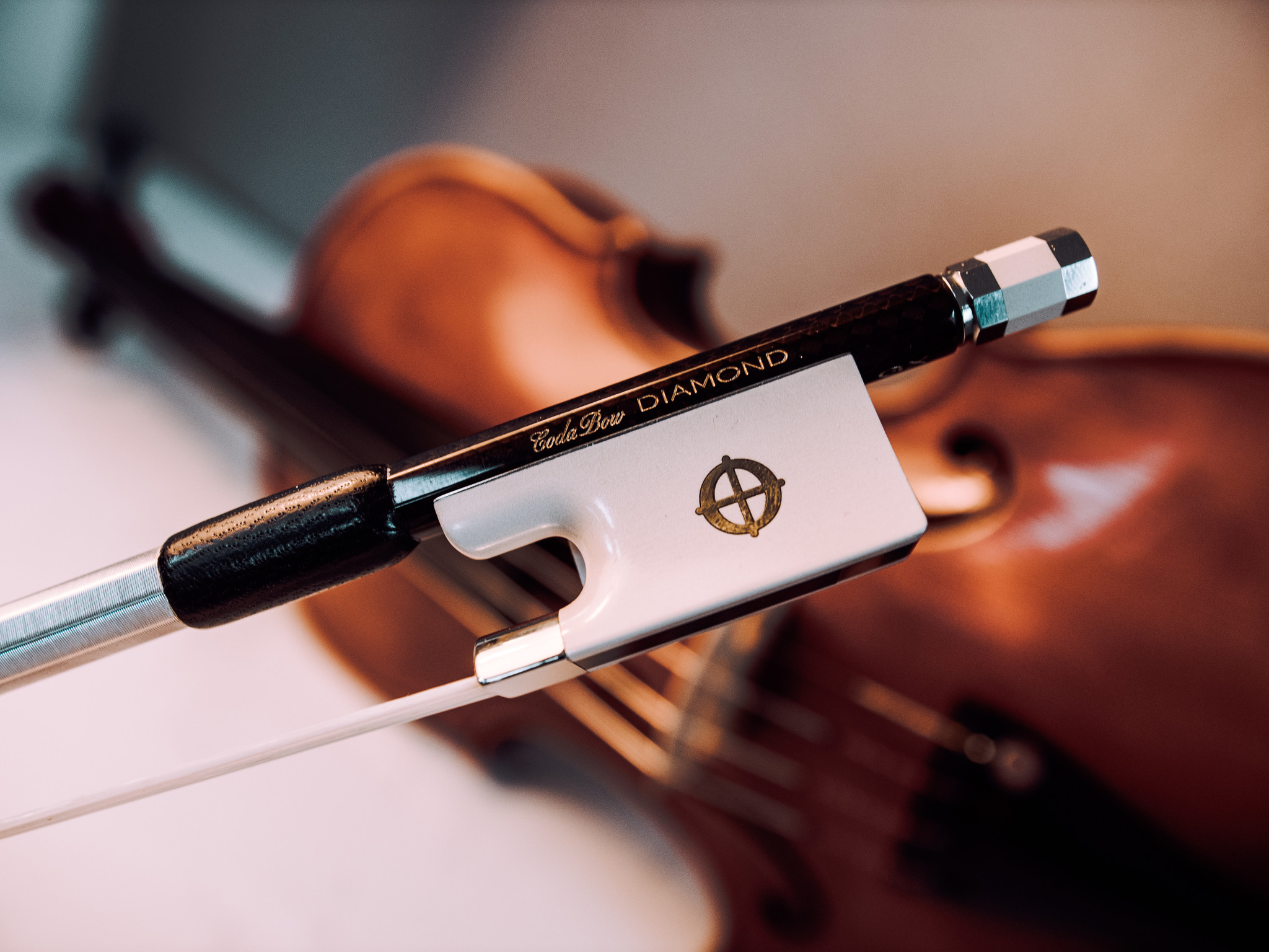 CodaBow CodaBow DIAMOND GX Violin Bow, with Alabaster XEBONY Frog, USA