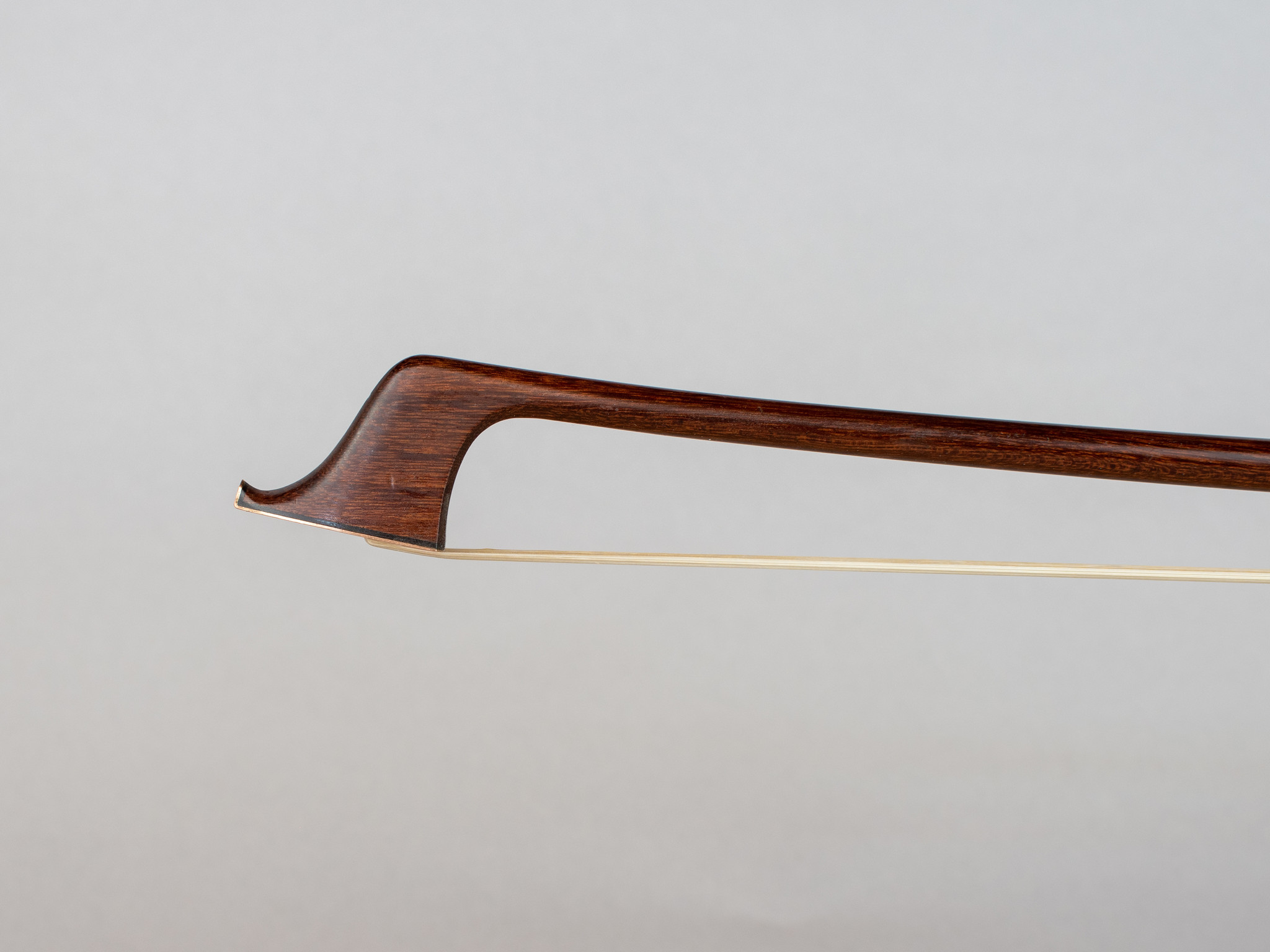 English GARNER WILSON gold-mounted round Pernambuco cello bow, ENGLAND