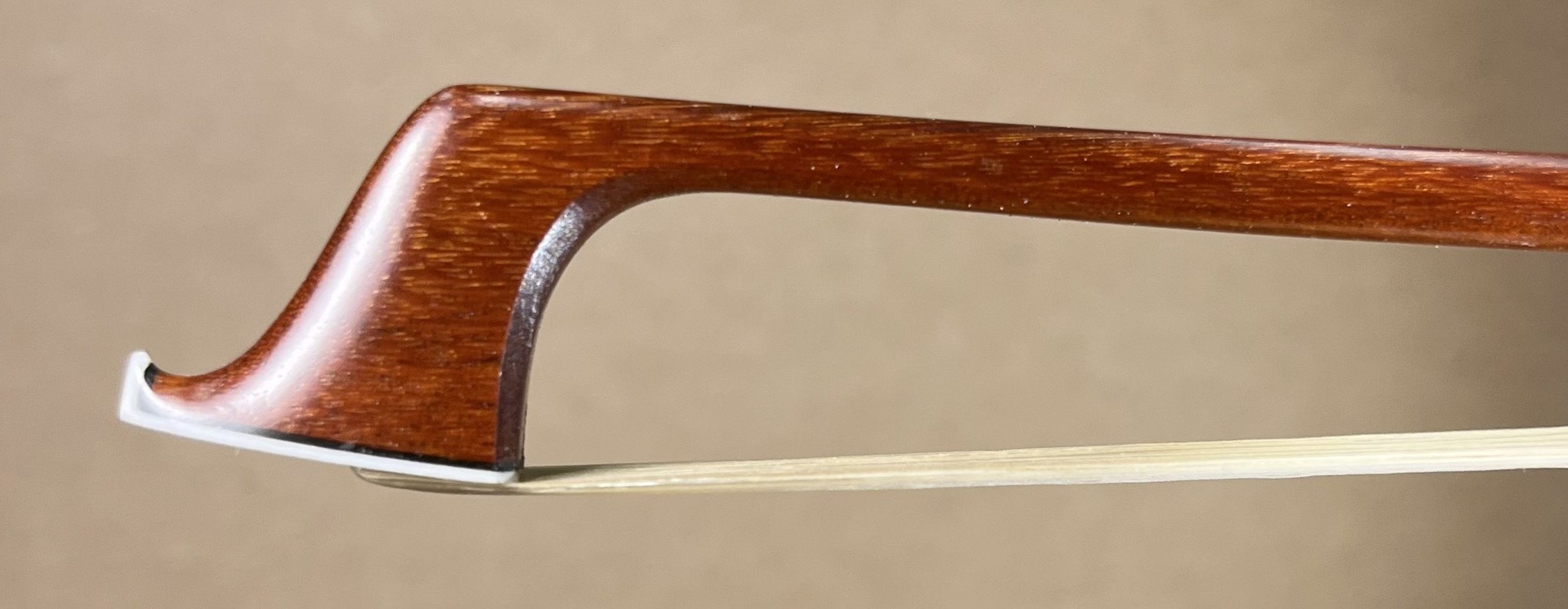 L. GUTHRIE violin bow, round pernambuco stick, plain premium polished ebony frog, tinsel/silver, 61.5g