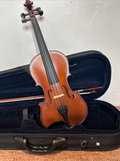 Amarilli 4/4 violin with free case, bow, rosin & polish cloth
