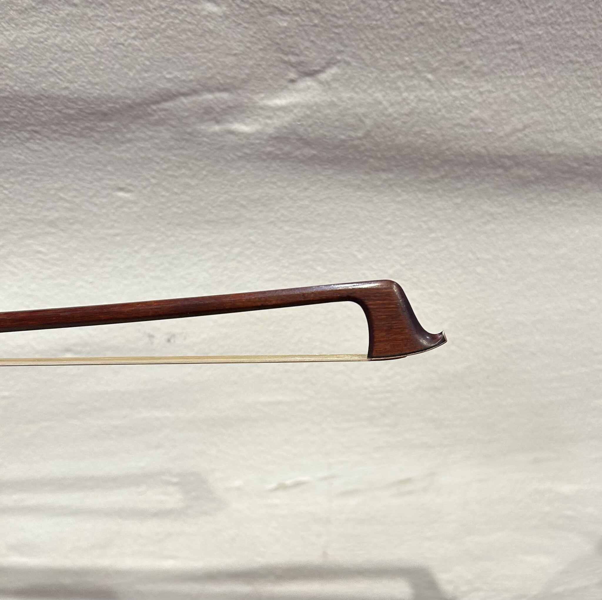 Hill W.E. HILL & SONS violin bow, gold mounted tortoise-shell frog, ENGLAND