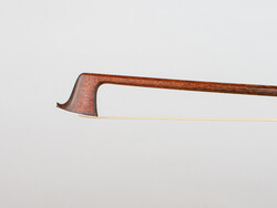 English W.E. HILL & SONS violin bow, Tortoise & Gold Fleur de Lis, by Sydney Yeoman 57.1 g| Metzler Violins