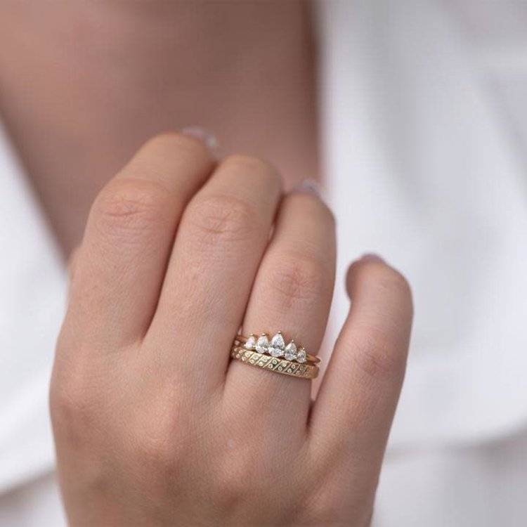 Artemer Tilted Pattern Diamond Band