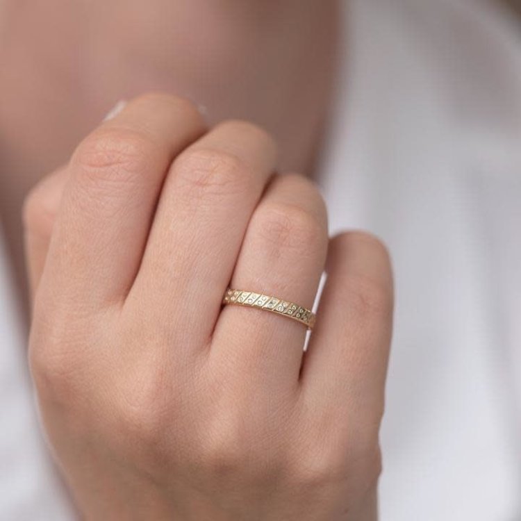 Artemer Tilted Pattern Diamond Band