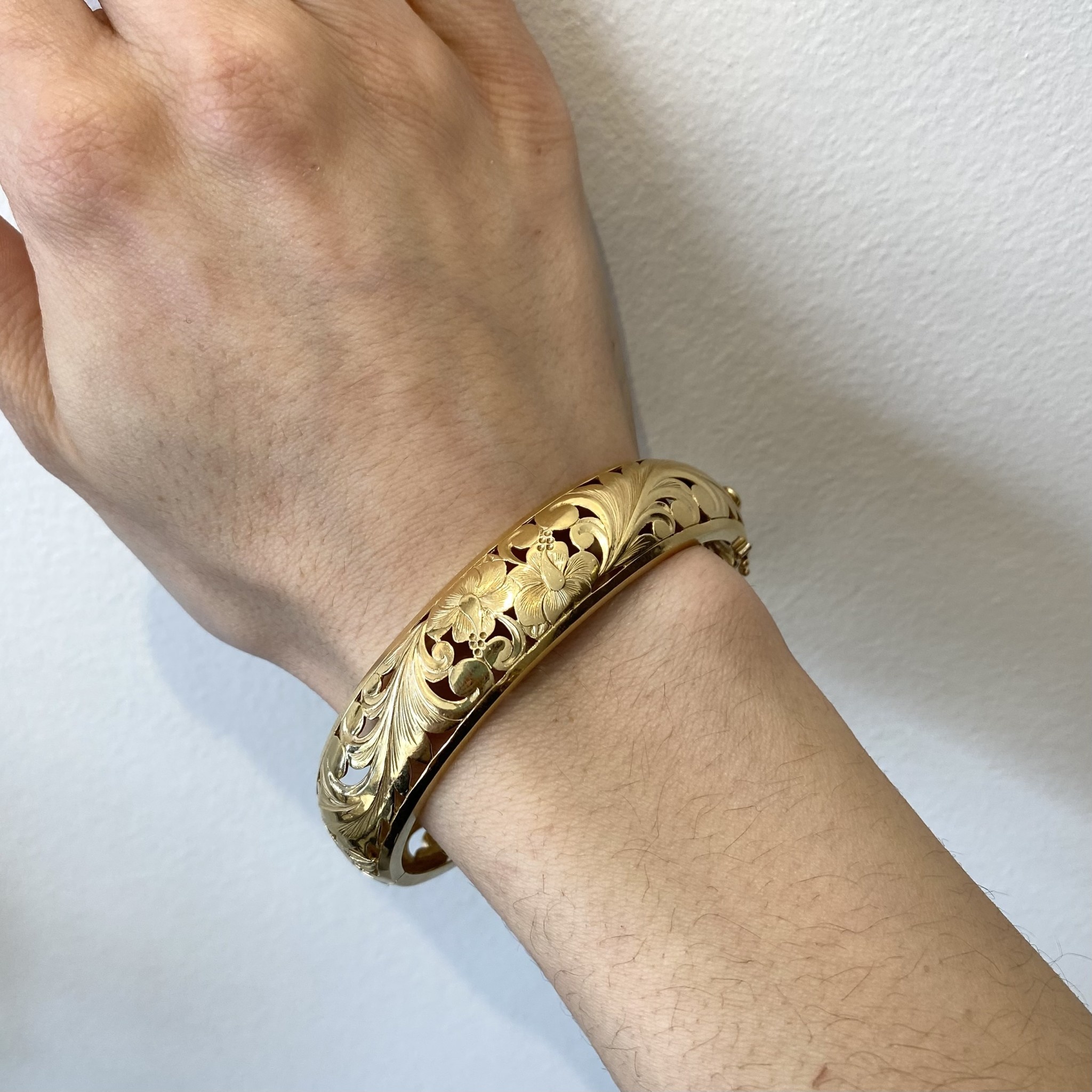 Vintage 14k Gold Carved Hinged Bangle Bracelet - Element 79
