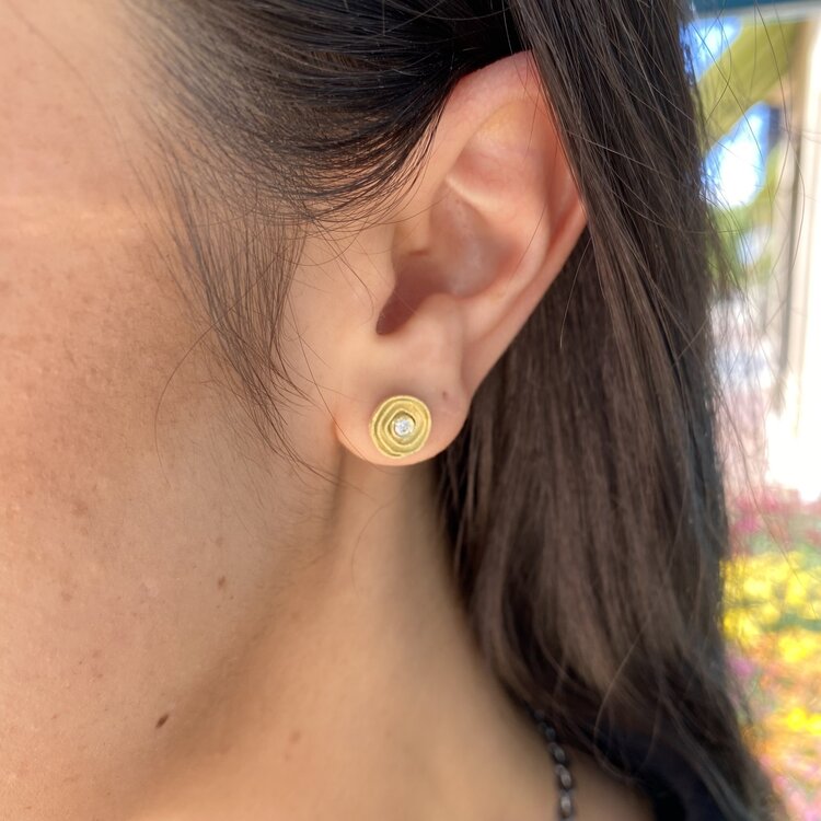 Alishan Round Scroll Stud Earring