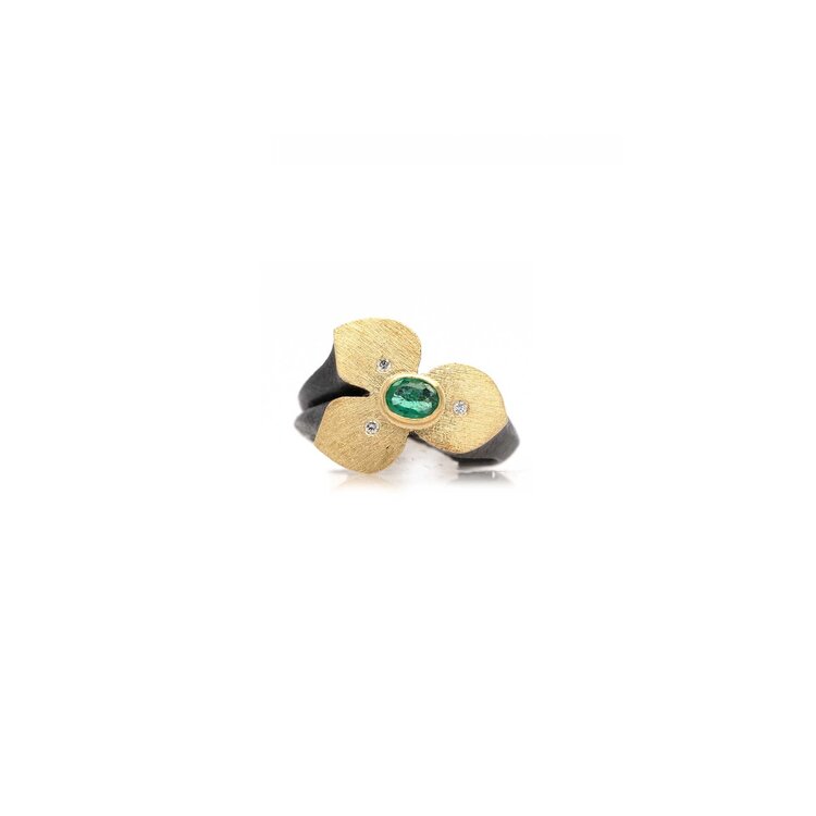 Alishan Flower Ring with Oval Emerald