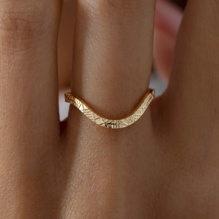 Artemer Curved Geometric Pattern Gold Wedding Band
