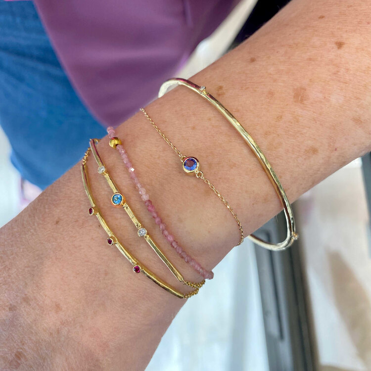 E79 Luxe Delicate Gold Bar Braclet / Ruby