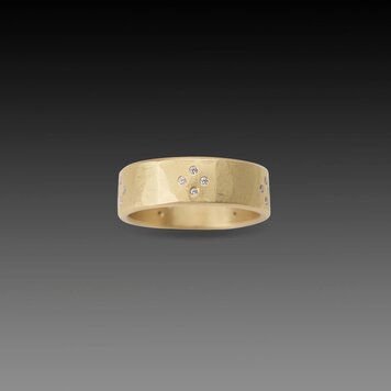 Ananda Khalsa 18ky Hammered Cluster Band with Diamonds
