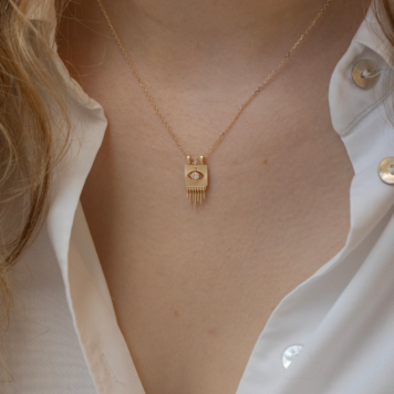 Celine d'Aoust Small solid gold plate with sunbeams & dangling eye diamond necklace