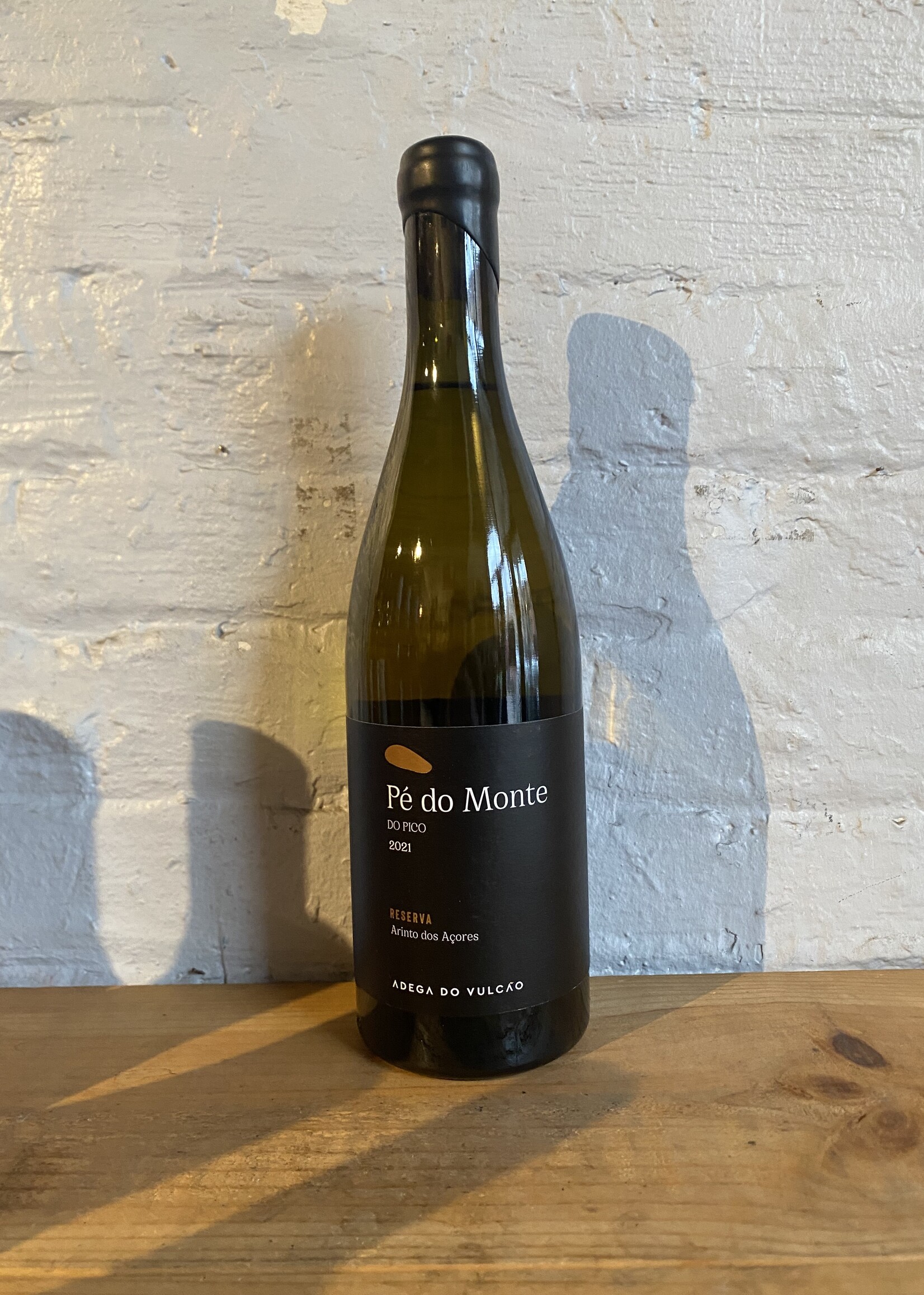 Wine 2021 Adega do Vulcao Pe do Monte Reserva Arinto dos Açores - Pico, Azores, Portugal (750ml) 