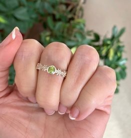 Peridot Ring with Flower Band Sz 8