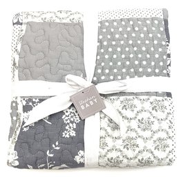 Gray Scalloped Girl Quilt