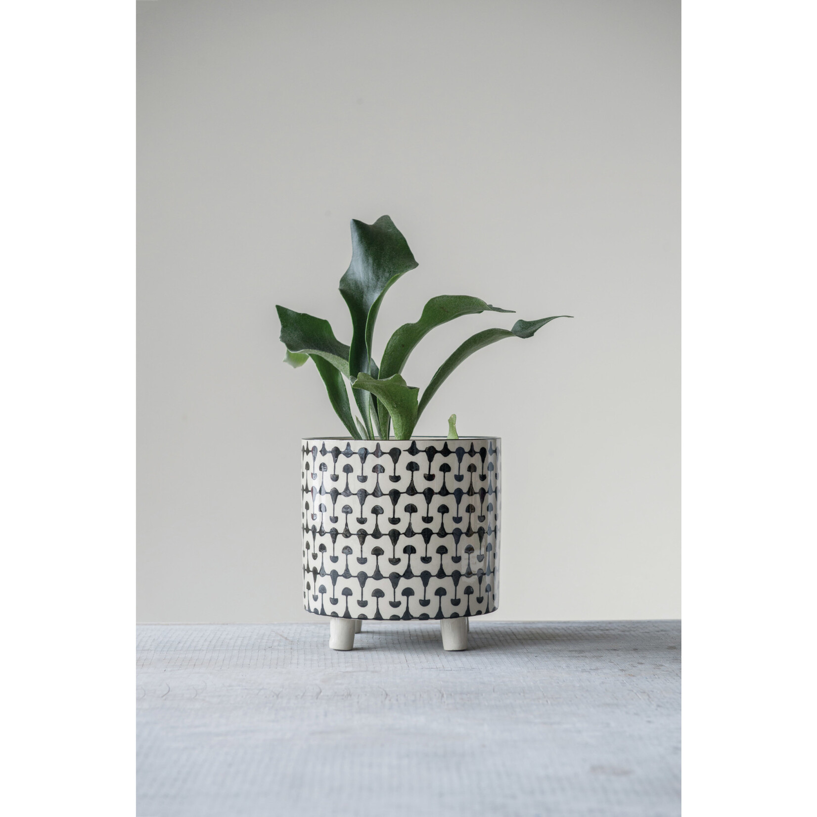 Stoneware Planter, Black Maya