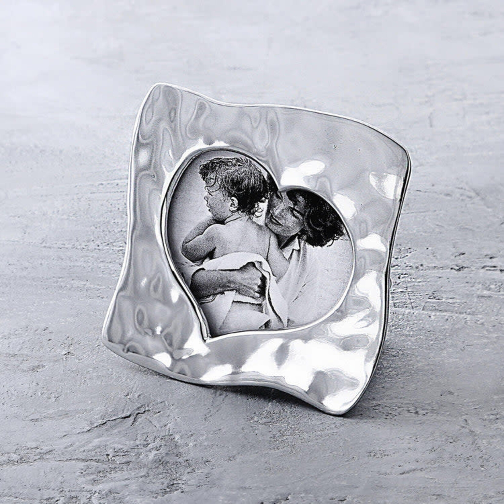 Beatriz Ball Curved Heart Frame 5x5