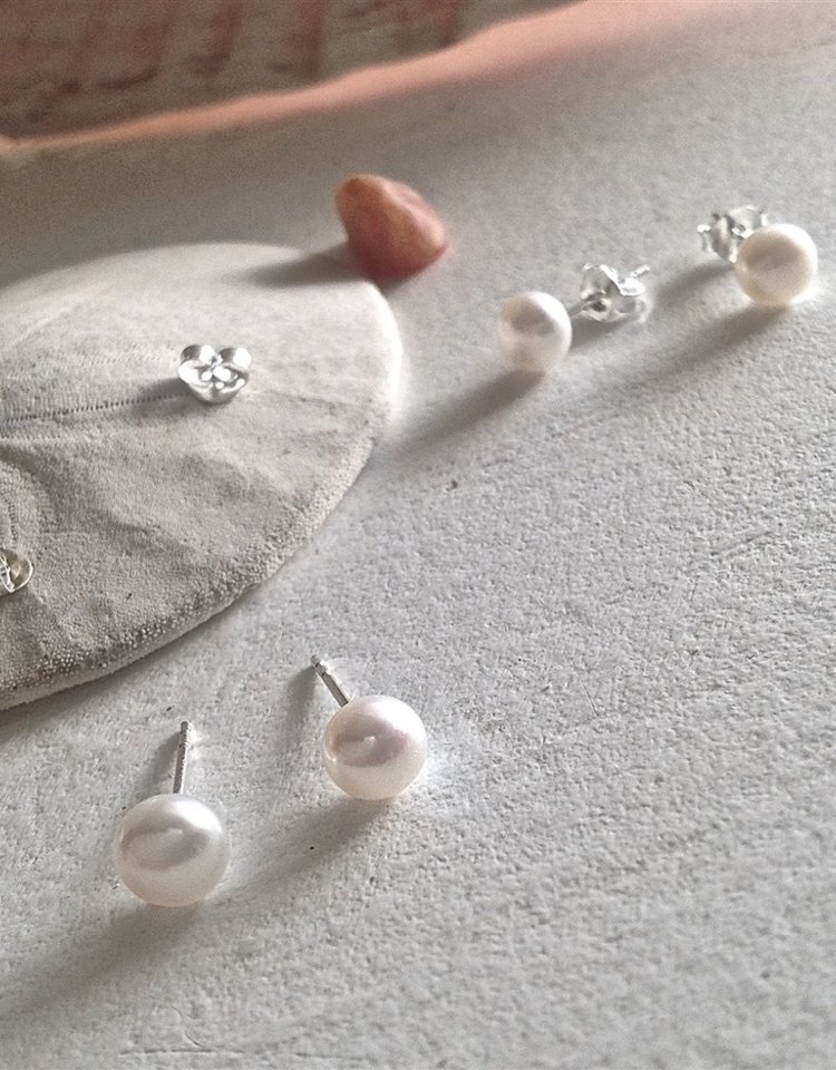 Pika & Bear Pika & Bear Delphinis Freshwater Pearl Studs Earrings | White