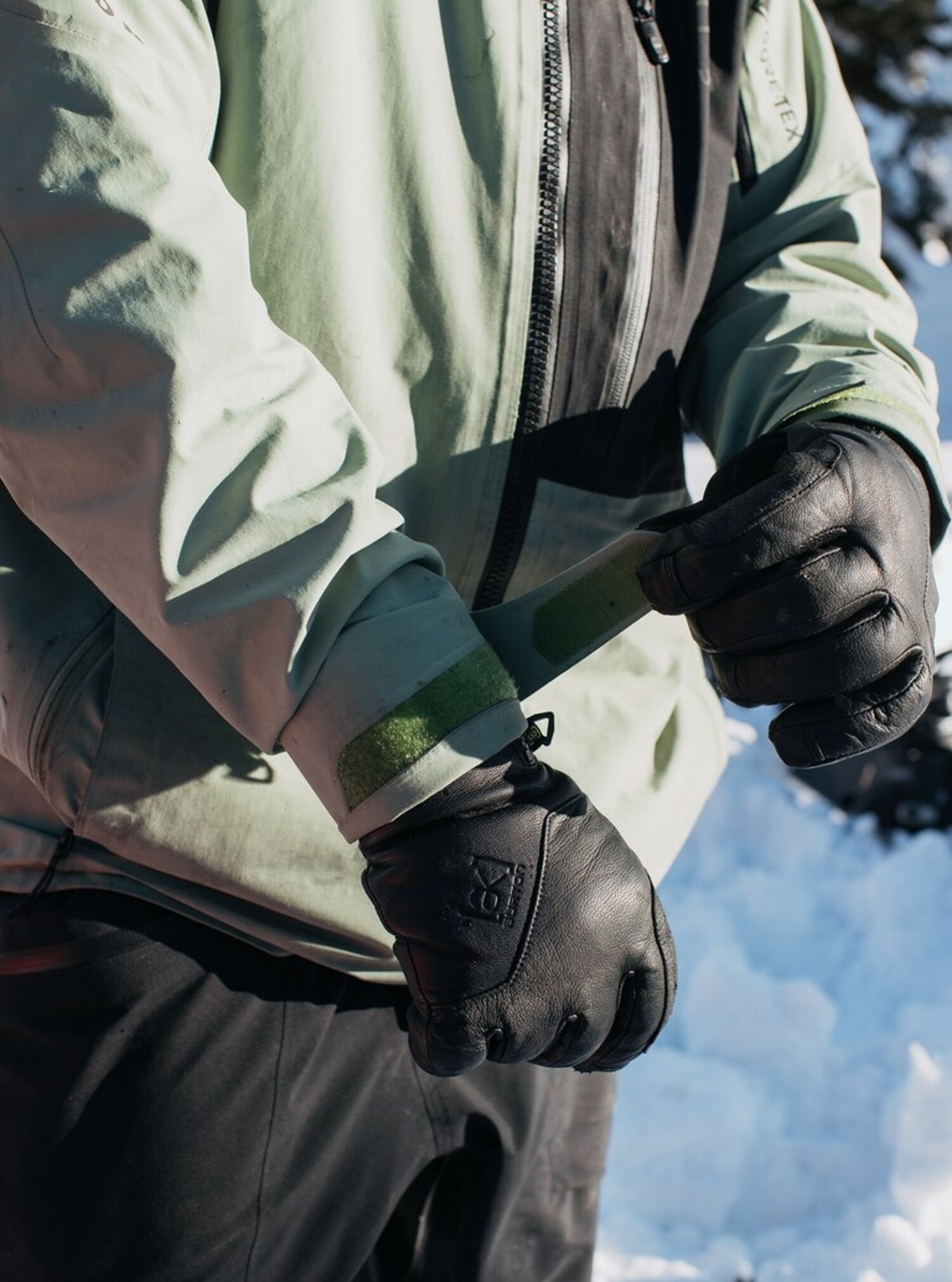 Burton [ak] Clutch GORE-TEX Leather Gloves | True Black - Shop Now