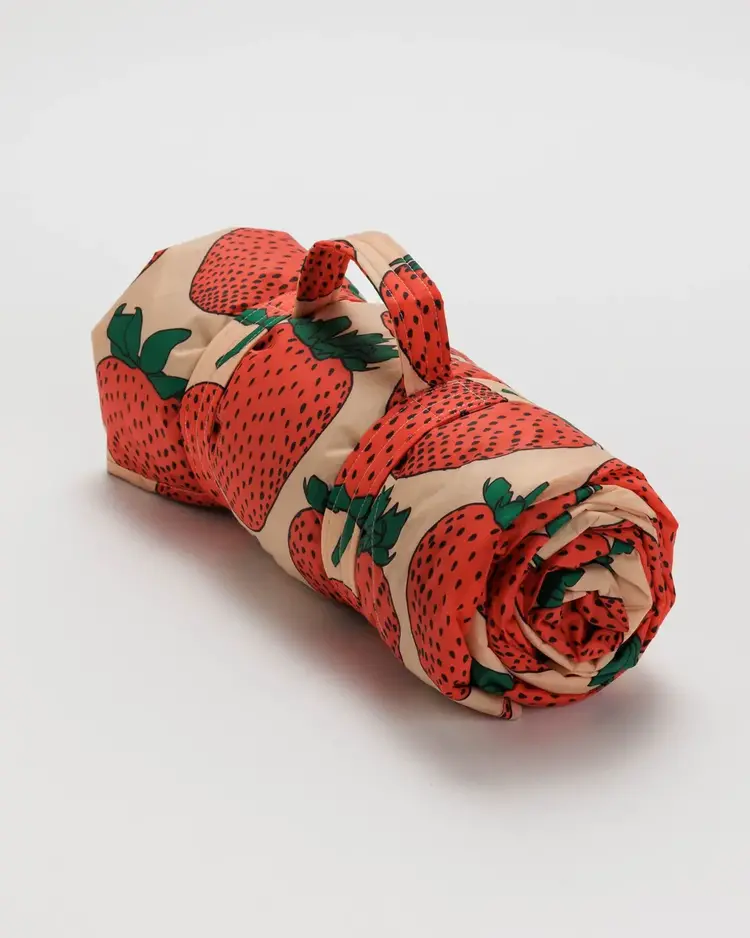Baggu Baggu Puffy Picnic Blanket | Strawberry