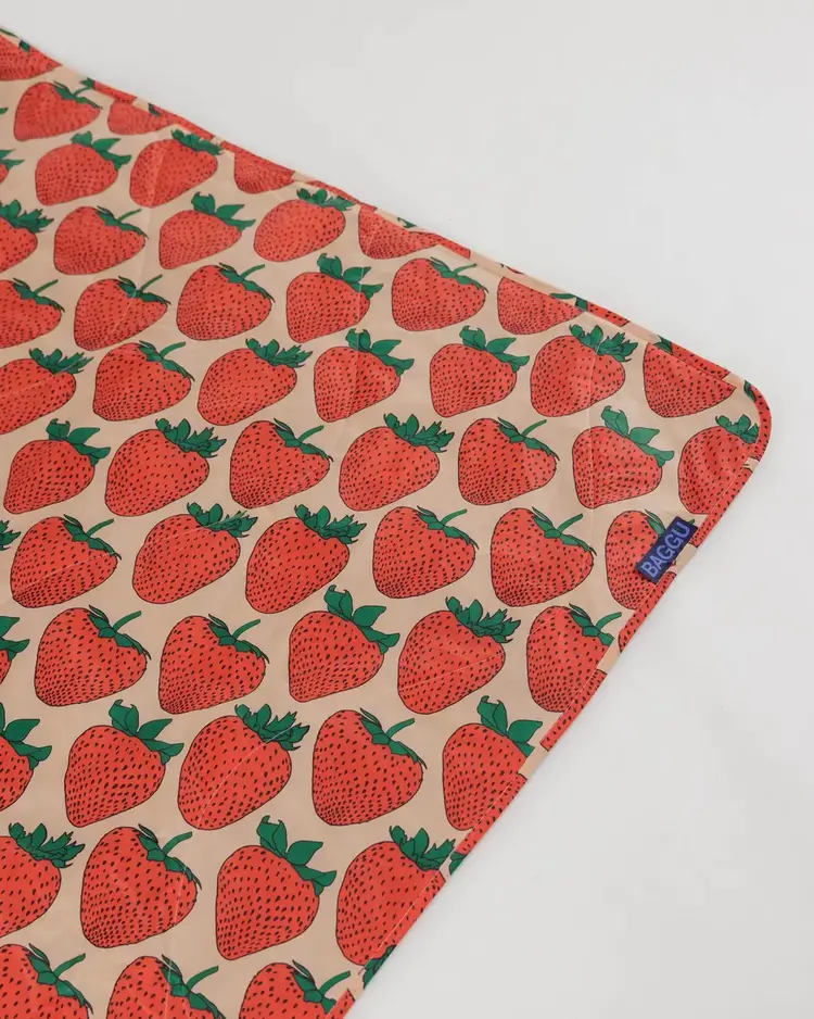 Baggu Baggu Puffy Picnic Blanket | Strawberry